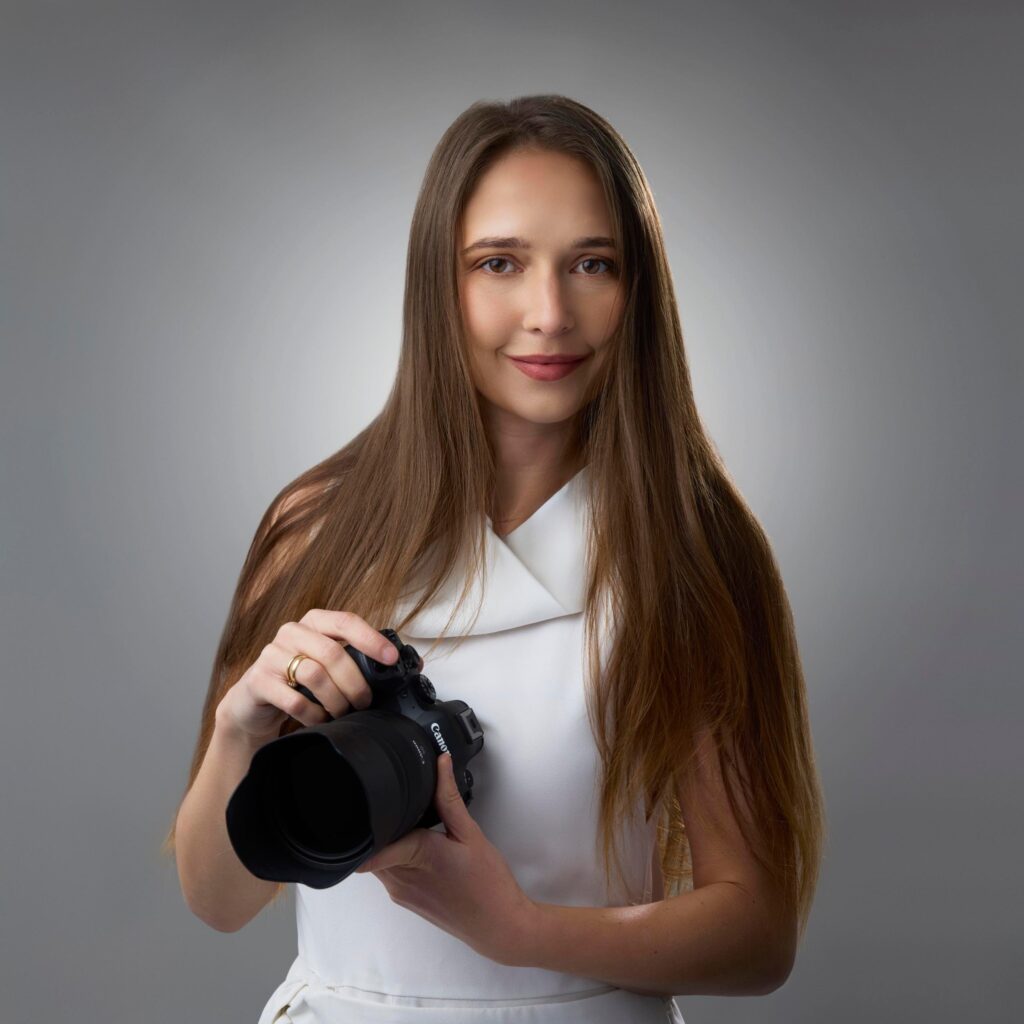 Paulina Rasińska z aparatem — portret fotografki